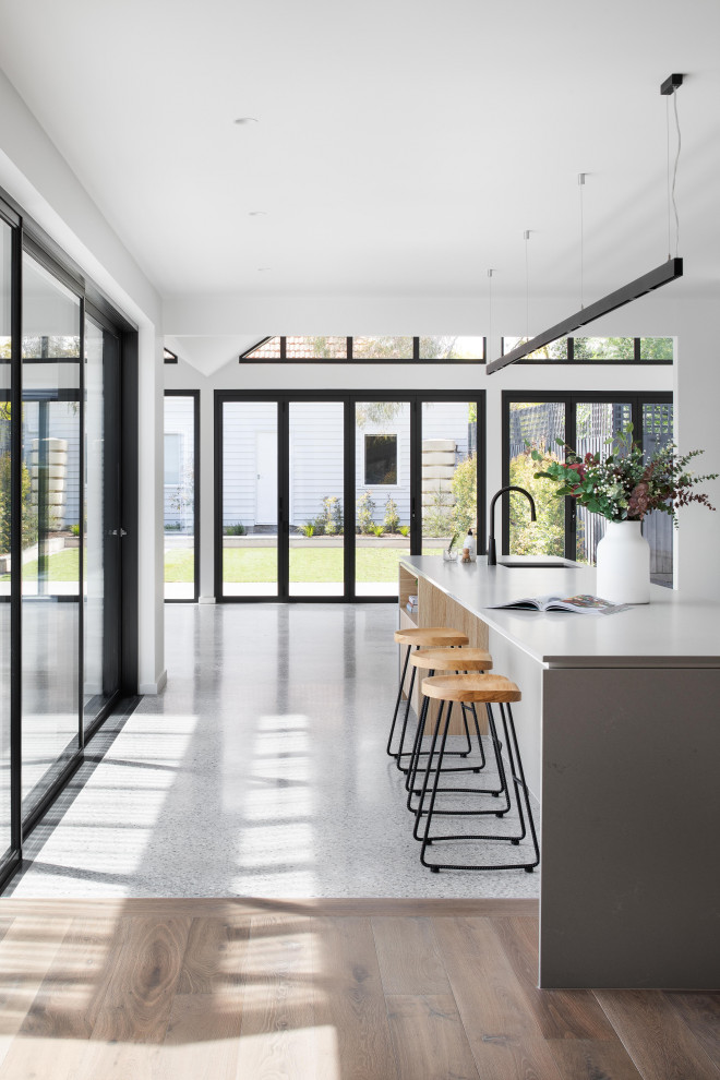 Offene Küche in grau-weiß mit Kücheninsel in Melbourne