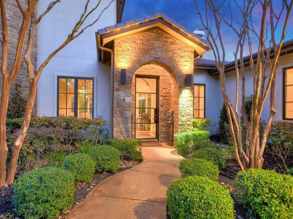 Example of a transitional entryway design in Austin