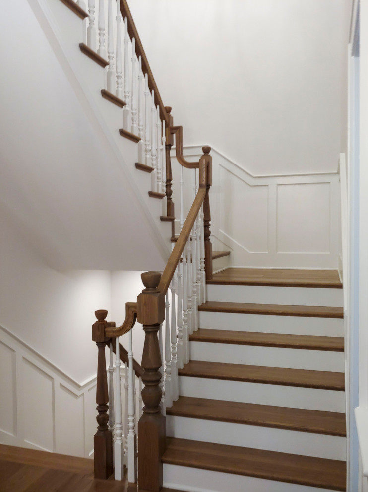 Источник вдохновения для домашнего уюта: п-образная лестница среднего размера в классическом стиле с деревянными ступенями, крашенными деревянными подступенками, деревянными перилами и панелями на стенах