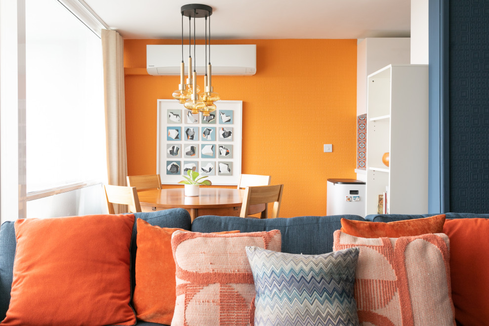 Foto på en liten retro matplats med öppen planlösning, med orange väggar, vinylgolv och en hängande öppen spis