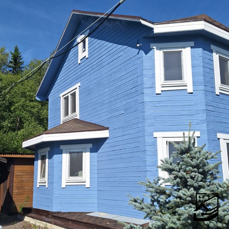 Покраска деревянного дома.