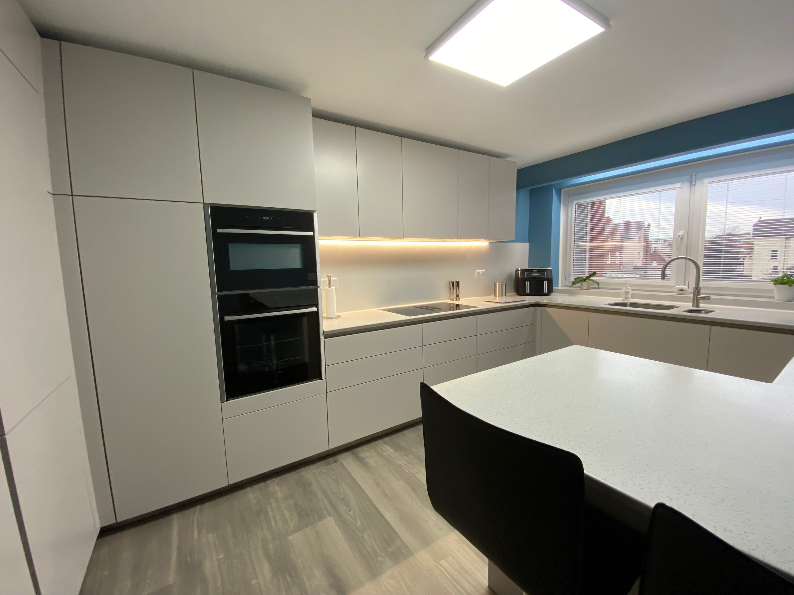 Handleless Apartment Kitchen in Silk Gloss Loam Finish