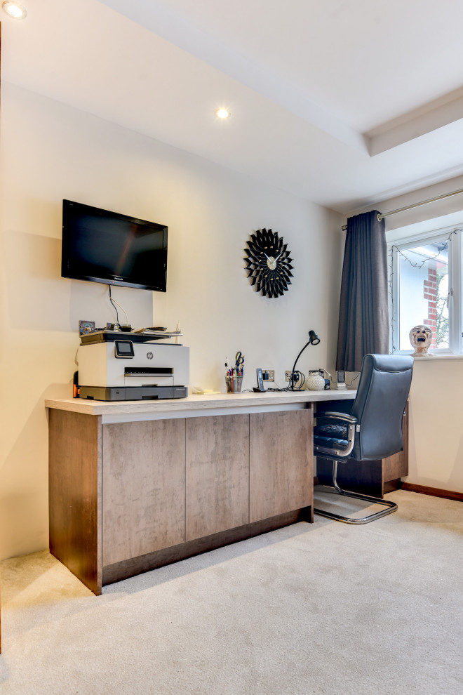 Esempio di un ufficio minimalista di medie dimensioni con pareti beige, moquette, scrivania incassata, pavimento beige e soffitto ribassato