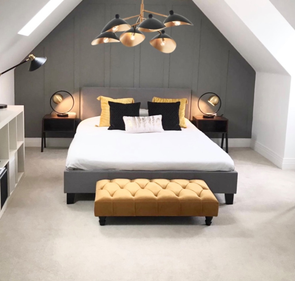 Источник вдохновения для домашнего уюта: гостевая спальня среднего размера, (комната для гостей) в современном стиле с серыми стенами и панелями на части стены
