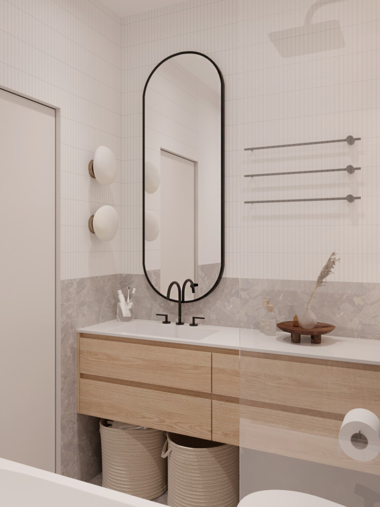 Пример оригинального дизайна: главная ванная комната среднего размера в современном стиле с плоскими фасадами, светлыми деревянными фасадами, ванной в нише, душем над ванной, инсталляцией, белой плиткой, плиткой мозаикой, полом из керамогранита, столешницей из искусственного камня, серым полом, шторкой для ванной, белой столешницей, тумбой под одну раковину и подвесной тумбой