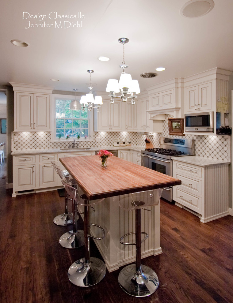 Inspiration for a small traditional u-shaped kitchen pantry in Cleveland with a single-bowl sink, beaded inset cabinets, white cabinets, quartzite benchtops, grey splashback, stainless steel appliances, dark hardwood floors and with island.