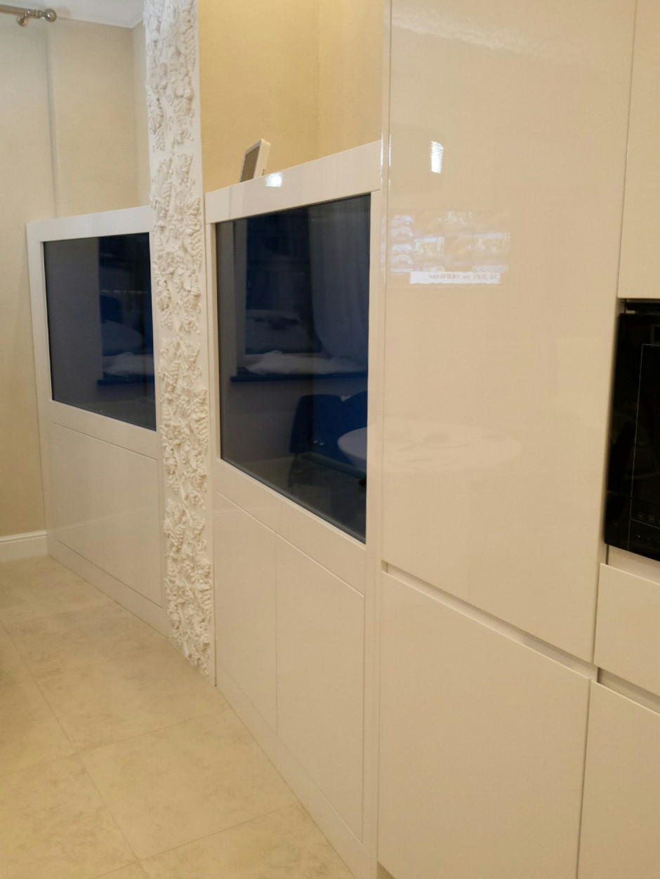 Кухня-волна, совмещенная с аквариумами