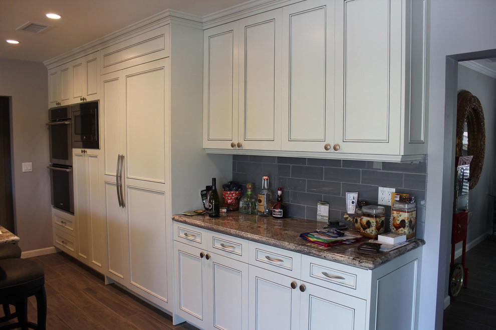 Kitchen - transitional kitchen idea in Los Angeles