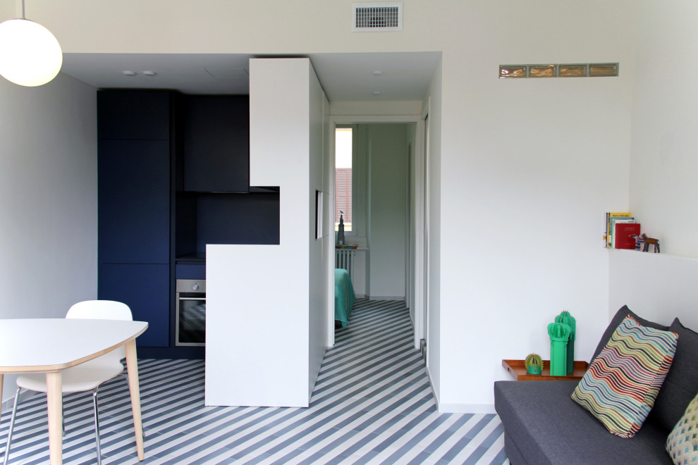 Diseño de salón minimalista con paredes blancas, suelo de baldosas de cerámica y suelo azul