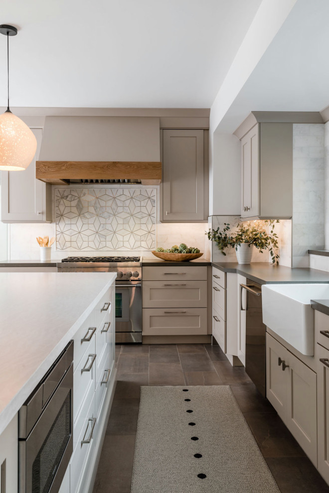 Kitchen - transitional kitchen idea in Sacramento