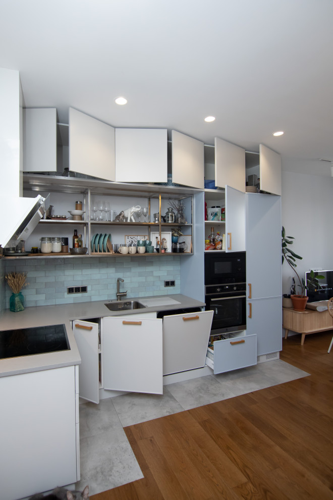 Светлая кухня в неоклассическом стиле