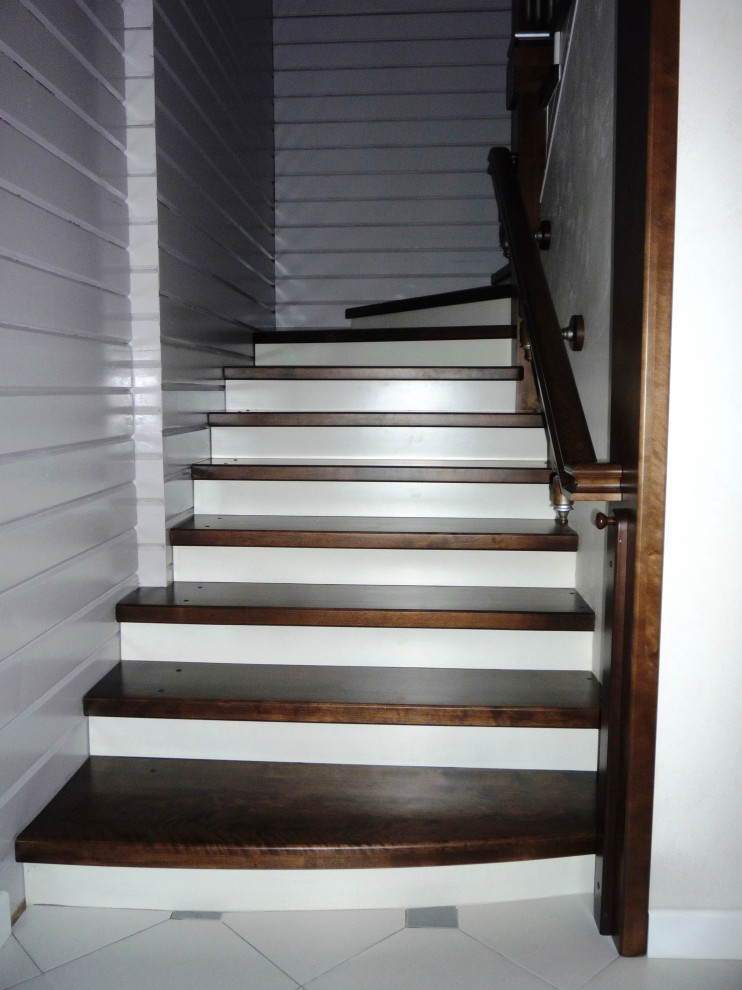 Источник вдохновения для домашнего уюта: п-образная деревянная лестница среднего размера в стиле кантри с деревянными ступенями, деревянными перилами и деревянными стенами