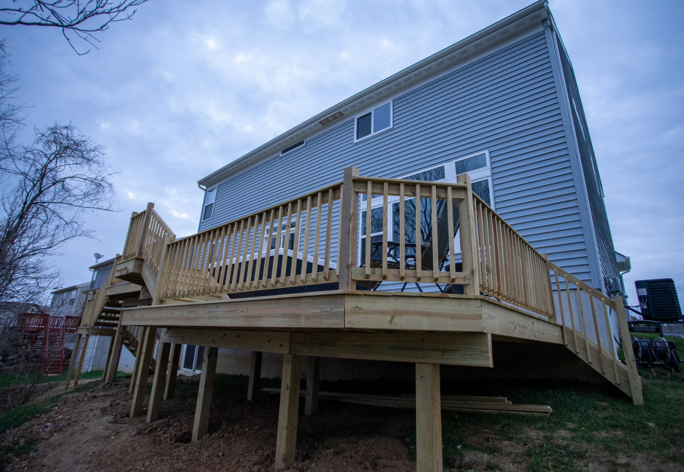 Ispirazione per una terrazza stile americano di medie dimensioni, dietro casa e a piano terra con parapetto in legno