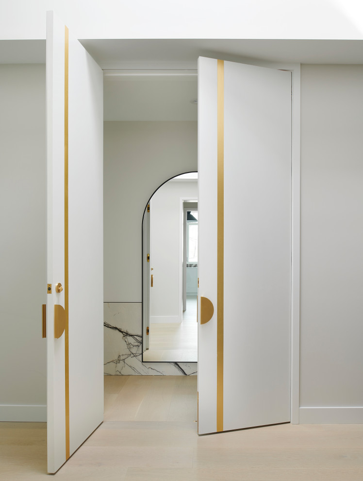 Großes Modernes Hauptschlafzimmer mit weißer Wandfarbe, hellem Holzboden und beigem Boden in Toronto