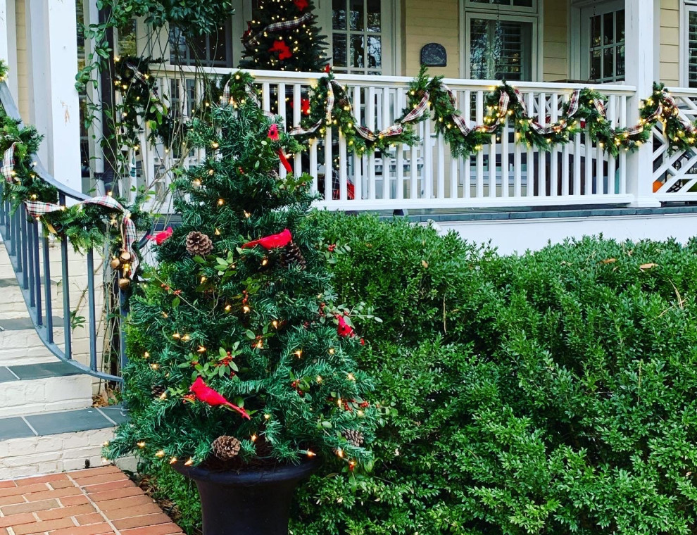 Inspiration for a traditional garden in Raleigh.