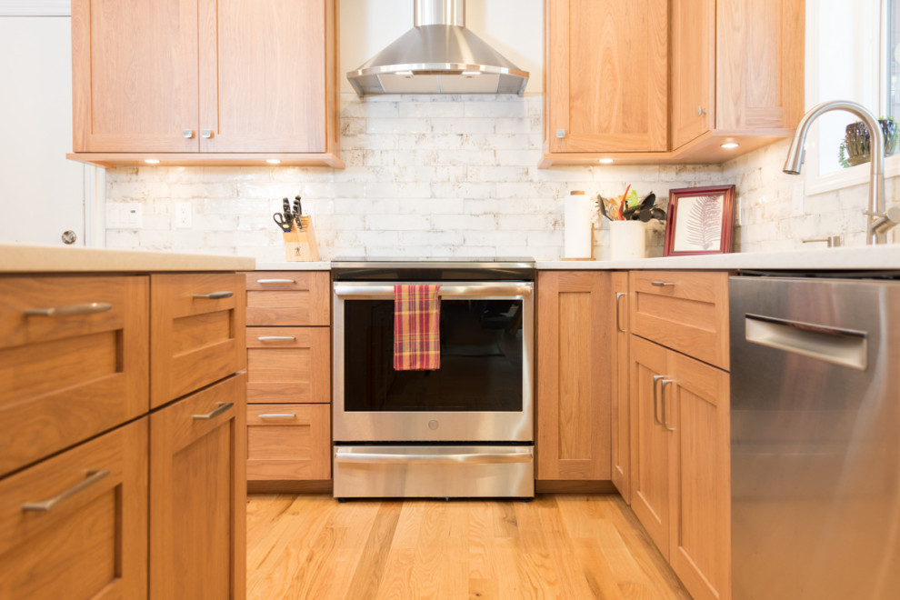 Inspiration for a transitional u-shaped kitchen remodel with an island