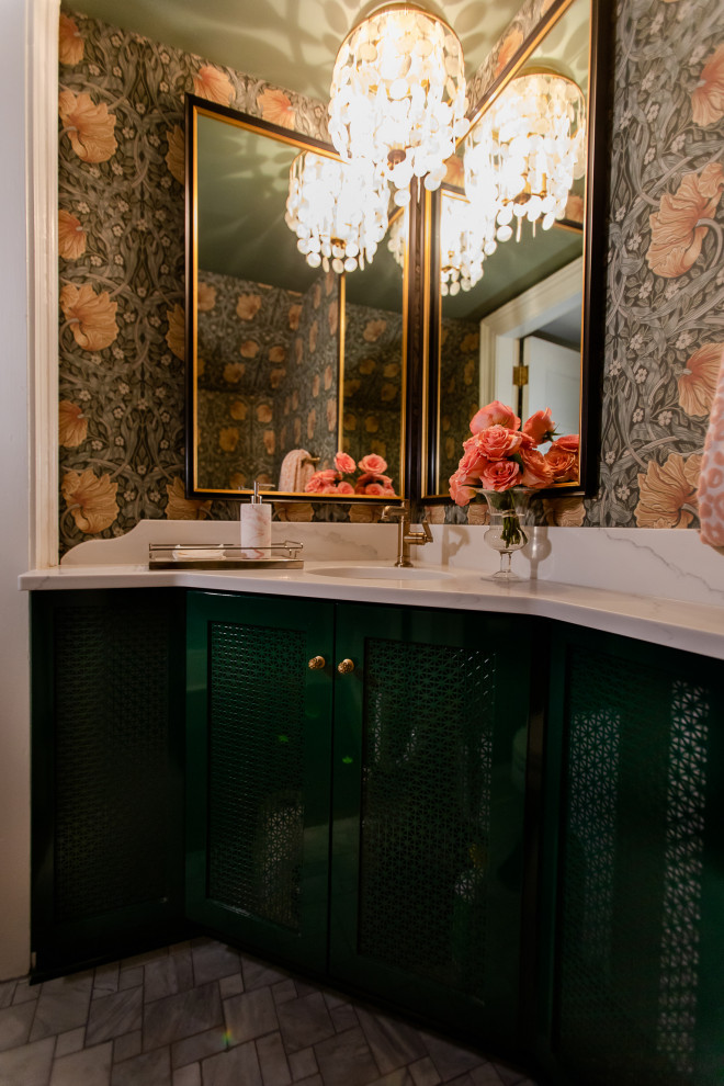 Esempio di un piccolo bagno di servizio classico con ante verdi, pavimento in marmo, top in quarzo composito, top bianco e mobile bagno incassato