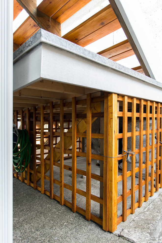 Example of a transitional home design design in Vancouver