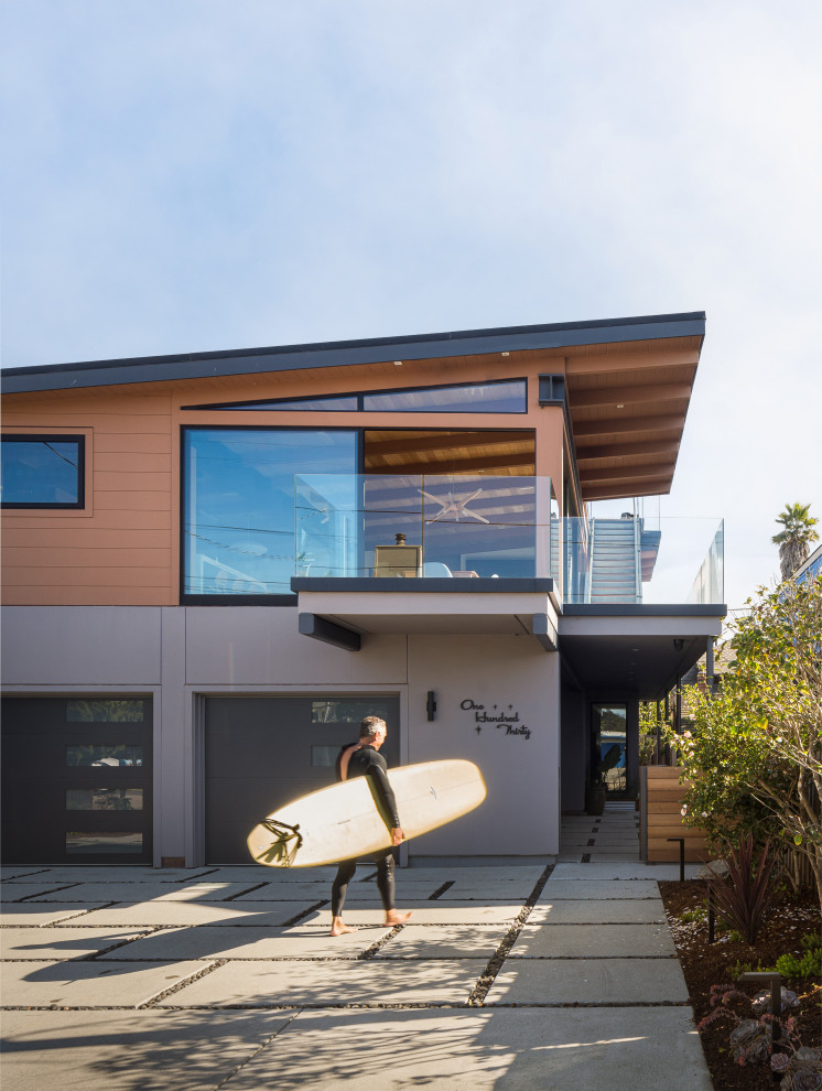 Modelo de fachada de casa gris costera de tamaño medio de tres plantas
