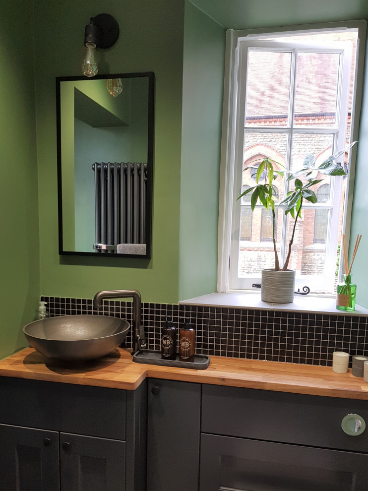 Источник вдохновения для домашнего уюта: маленькая детская ванная комната в современном стиле с фасадами в стиле шейкер, синими фасадами, душевой комнатой, черной плиткой, плиткой мозаикой, зелеными стенами, полом из керамогранита, настольной раковиной, столешницей из дерева, открытым душем, разноцветной столешницей, тумбой под одну раковину и встроенной тумбой для на участке и в саду