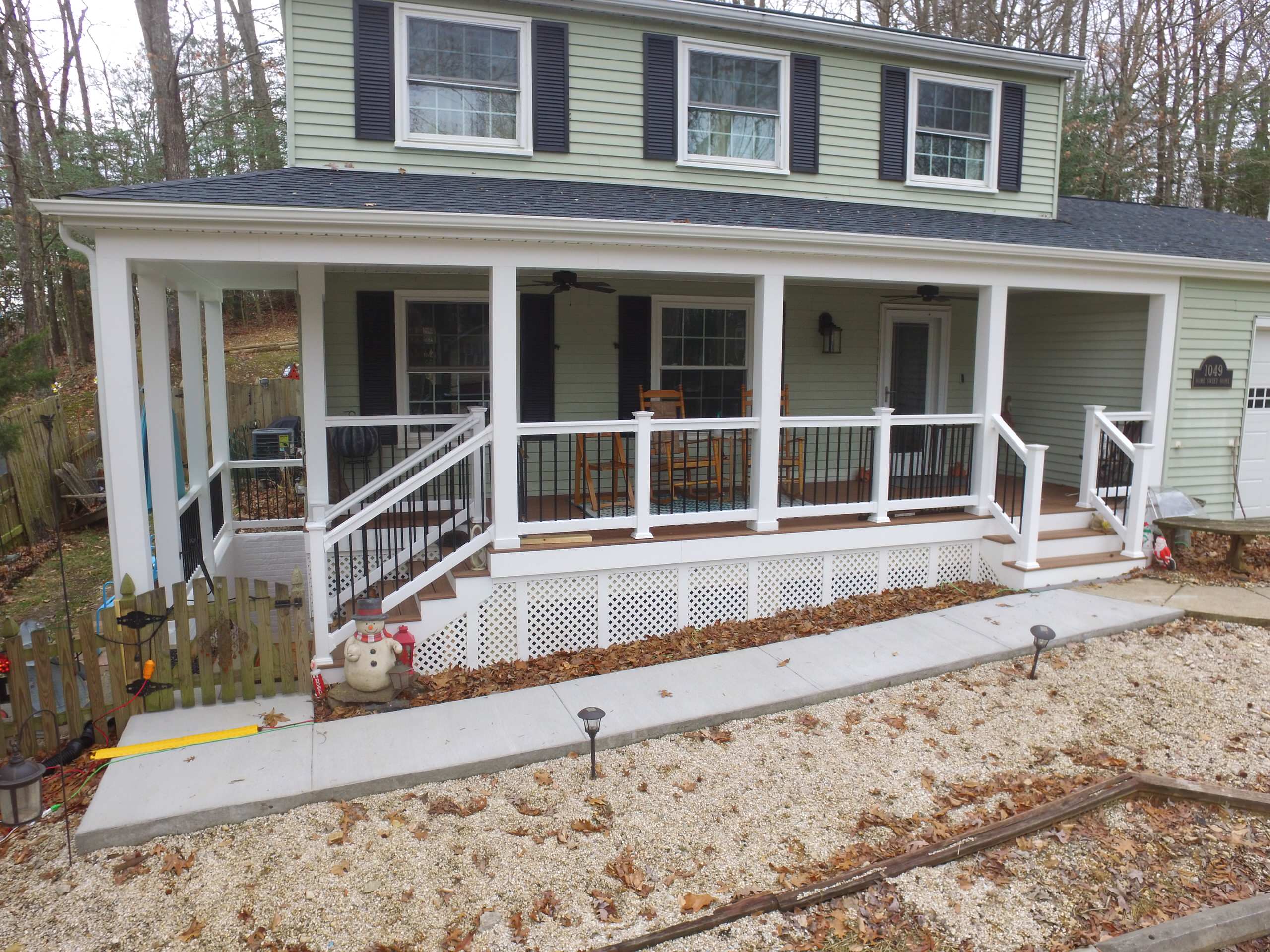 Front Porch w/ Breezeway to Basement