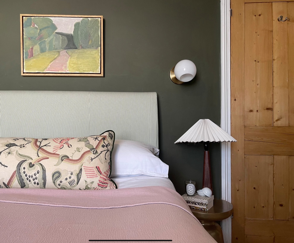 На фото: хозяйская спальня среднего размера в классическом стиле с зелеными стенами и ковровым покрытием с