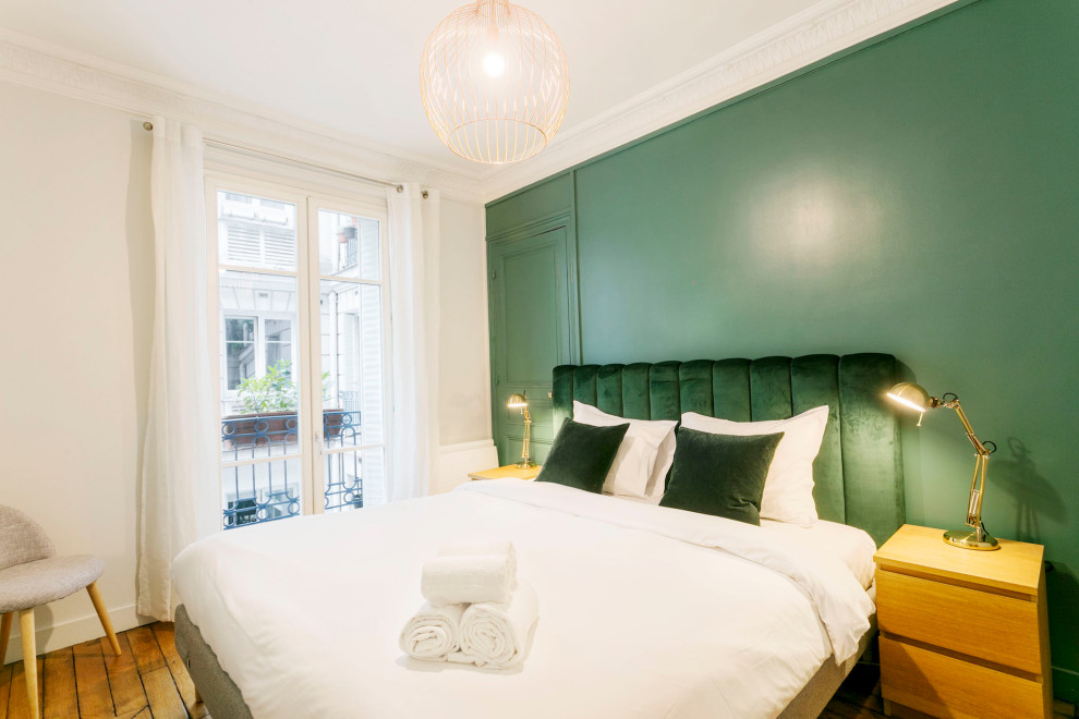 Diseño de dormitorio principal minimalista con paredes verdes y bandeja