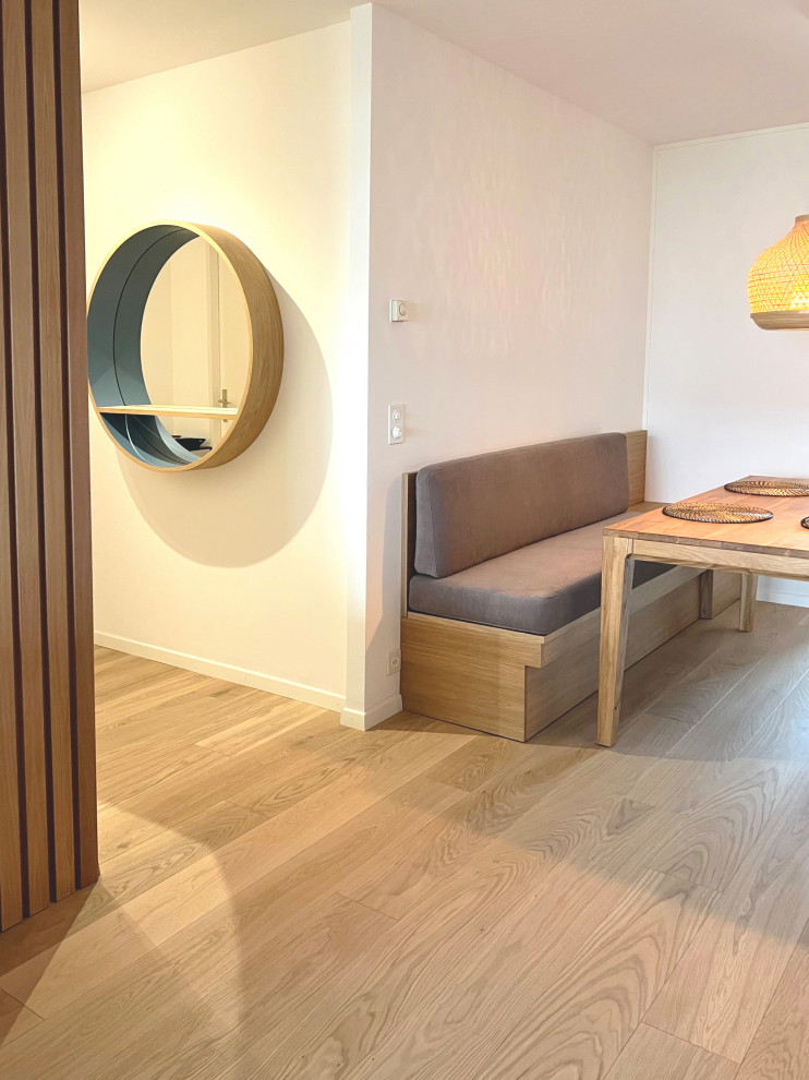 Aménagement d'une petite salle à manger contemporaine en bois avec une banquette d'angle, un mur blanc, parquet clair et un sol beige.