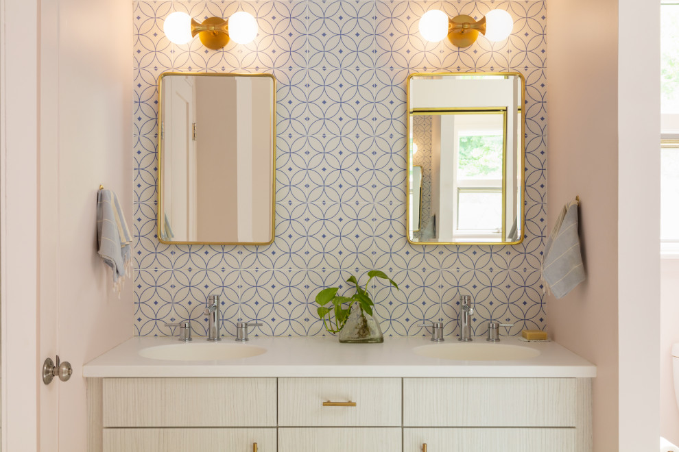 Идея дизайна: главная ванная комната среднего размера в стиле ретро с плоскими фасадами, белыми фасадами, угловым душем, раздельным унитазом, разноцветной плиткой, керамической плиткой, розовыми стенами, полом из керамической плитки, монолитной раковиной, столешницей из искусственного камня, белым полом, душем с распашными дверями, белой столешницей, тумбой под две раковины и встроенной тумбой
