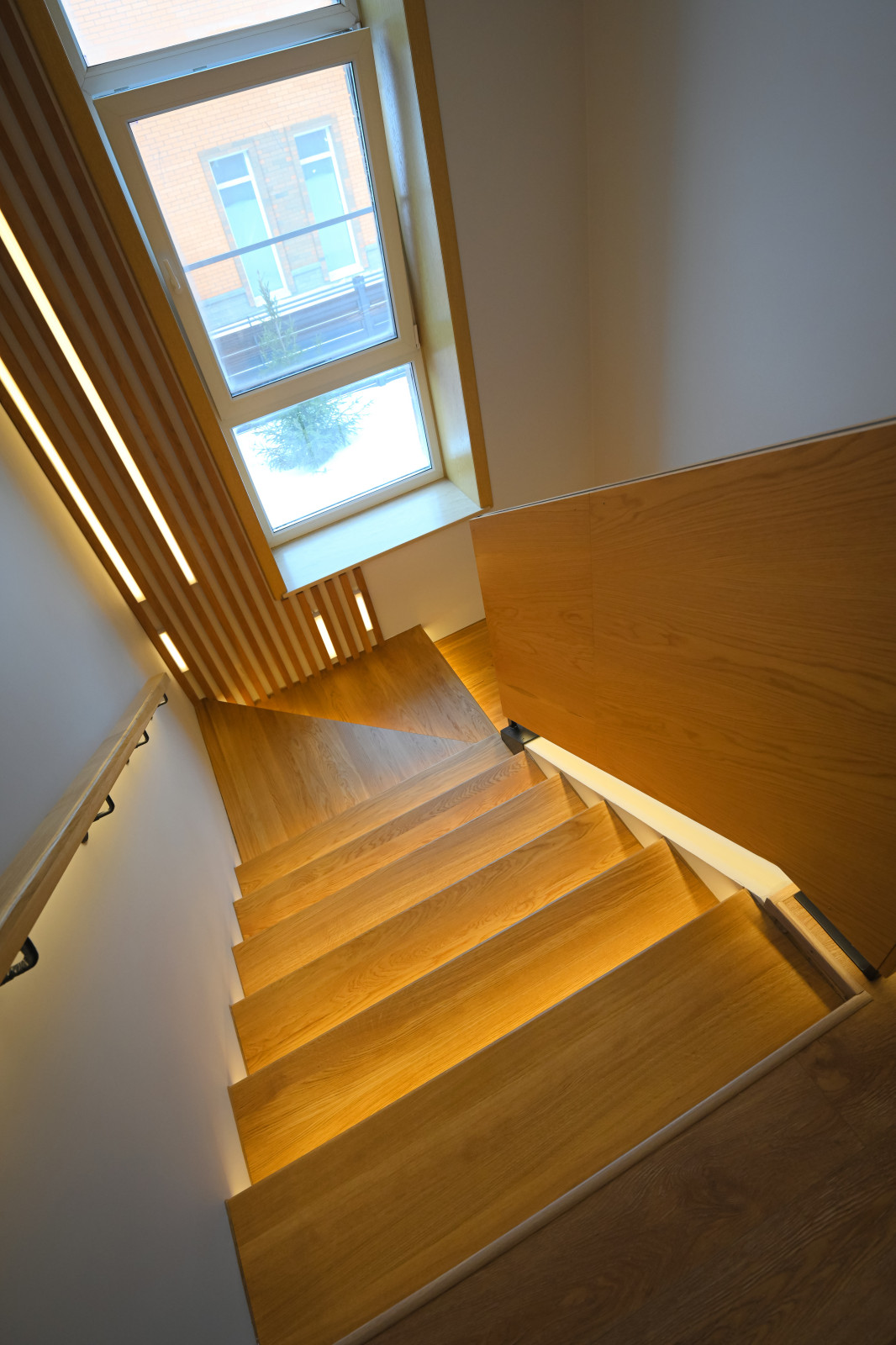 Коттедж в Чукреевке с природными фресками и рейками с подсветкой