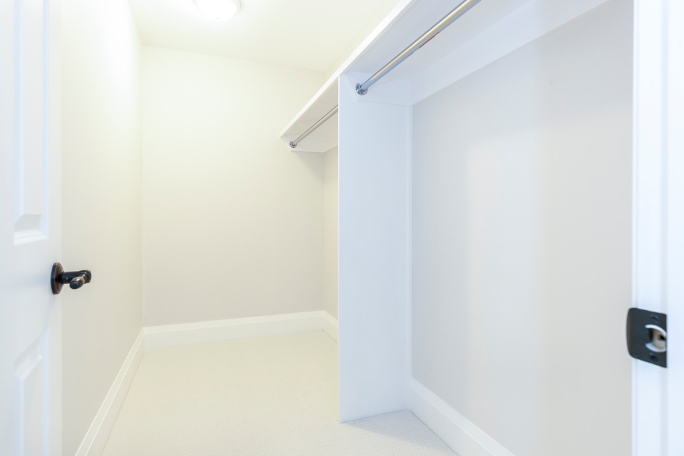 Example of a transitional home design design in Toronto