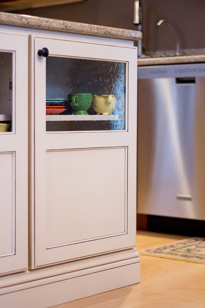 Kitchen - mid-sized transitional kitchen idea