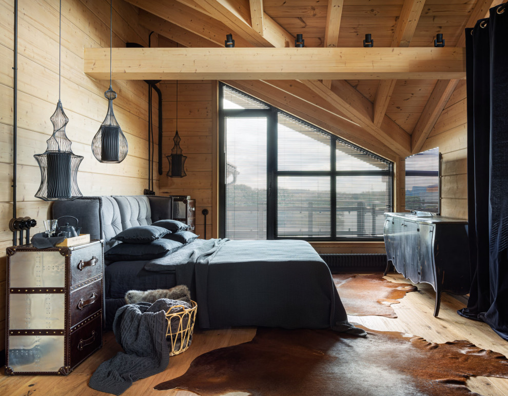 Ejemplo de dormitorio principal industrial grande con paredes negras, suelo de madera en tonos medios, suelo beige, vigas vistas y madera