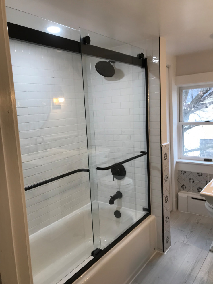 Small classic family bathroom in Baltimore with an alcove bath, an alcove shower, a two-piece toilet, black and white tiles, ceramic tiles, grey walls, ceramic flooring, a pedestal sink, grey floors, a sliding door, a wall niche and a single sink.