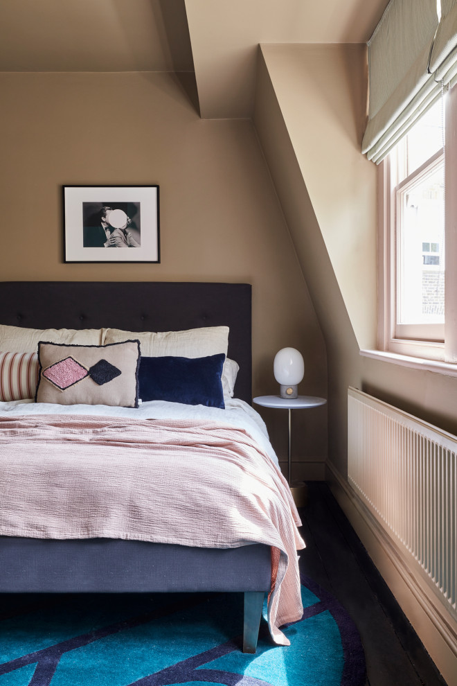 Réalisation d'une chambre parentale minimaliste de taille moyenne avec un mur marron, parquet peint et un sol blanc.