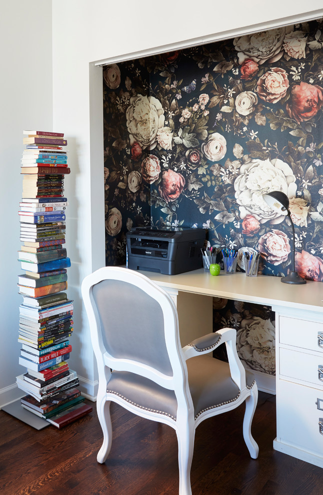 Example of a transitional home design design in Chicago