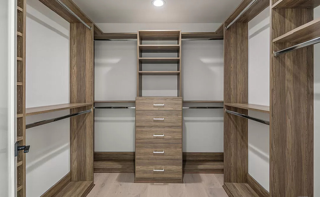 Walk-In-Closet