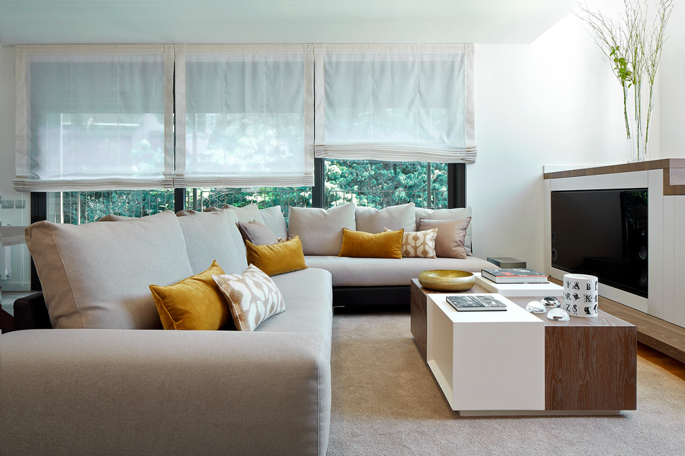 This is an example of a contemporary living room in Barcelona.