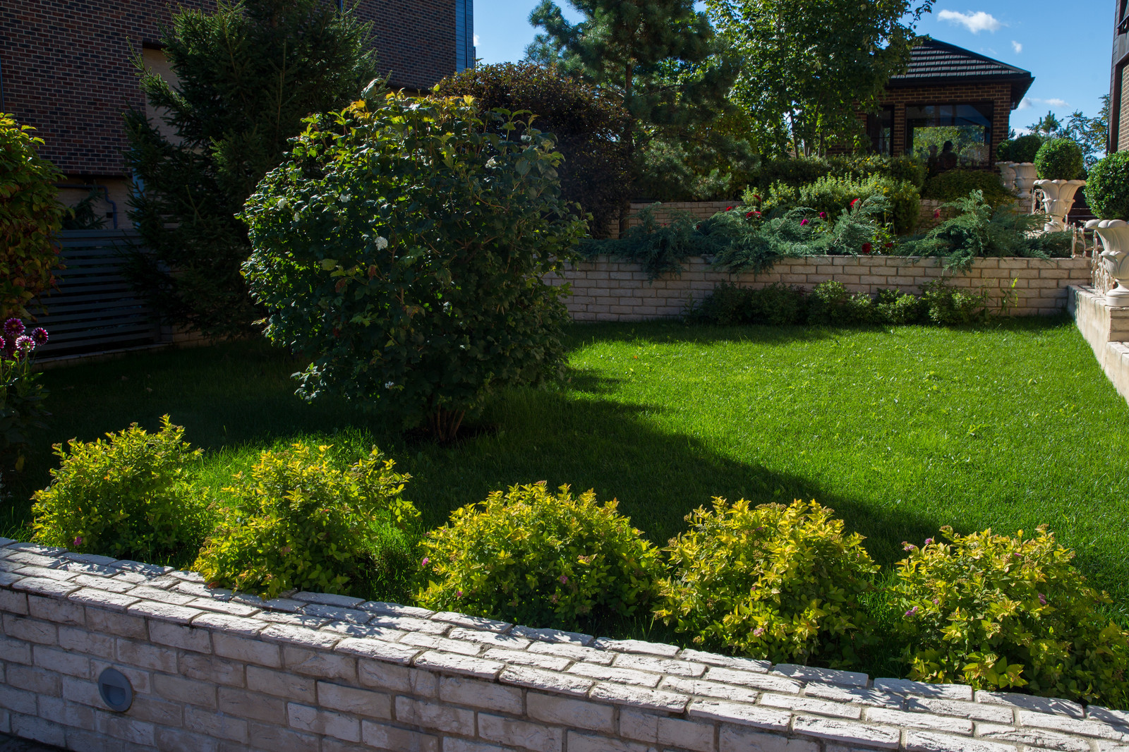 Сад на Пятницком шоссе.  Дизайнер Лариса Юрова