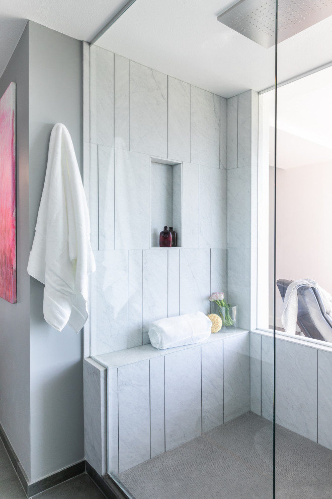 Foto på ett mellanstort funkis vit en-suite badrum, med släta luckor, våtrum, en toalettstol med hel cisternkåpa, grå väggar, marmorgolv, ett undermonterad handfat, bänkskiva i kvarts och dusch med gångjärnsdörr