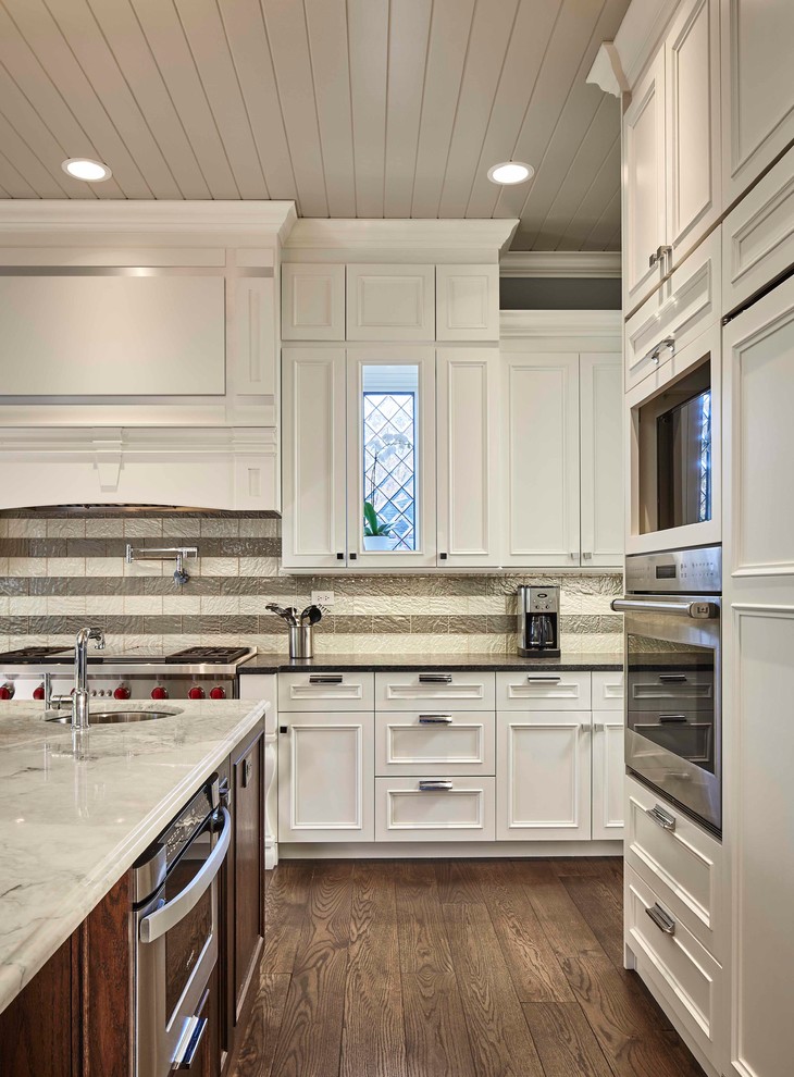 Example of a transitional kitchen design in Chicago