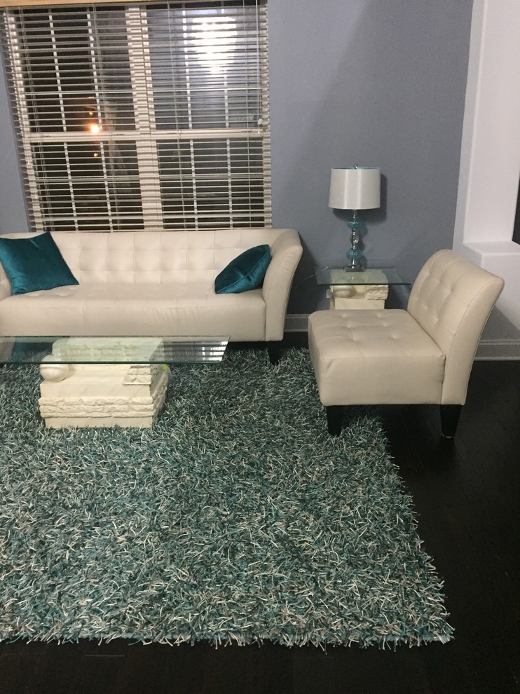 SOS! Grey walls look blue