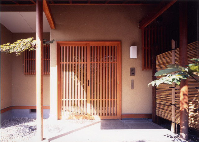中庭を囲む2世帯の住まい japanisch-eingang