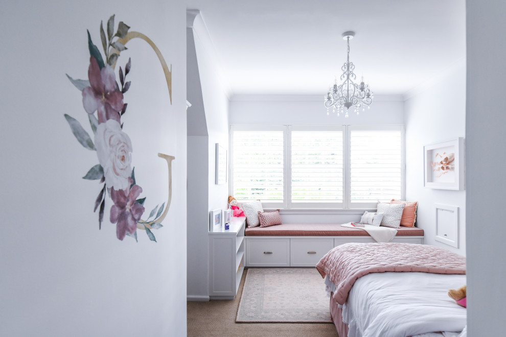 Exemple d'une chambre avec moquette chic de taille moyenne avec un mur rose, un sol beige, un plafond voûté et du papier peint.