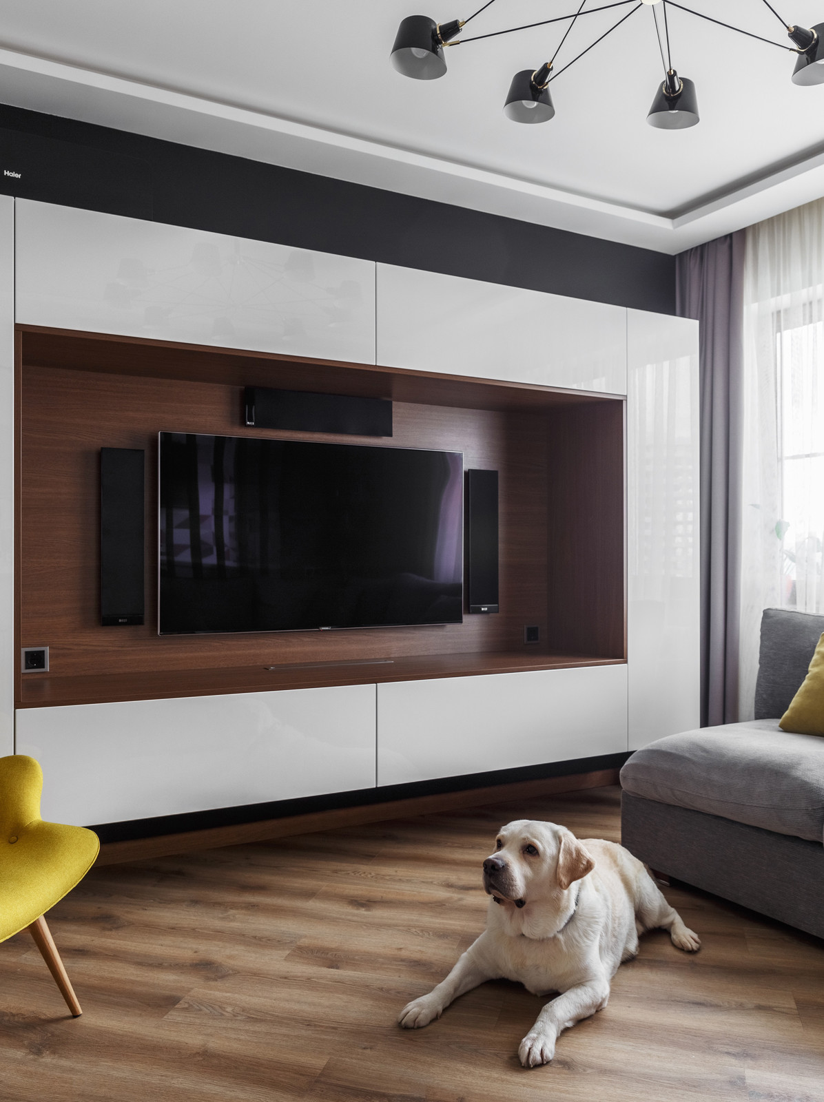 Гостиная в современном стиле с ТВ в нише