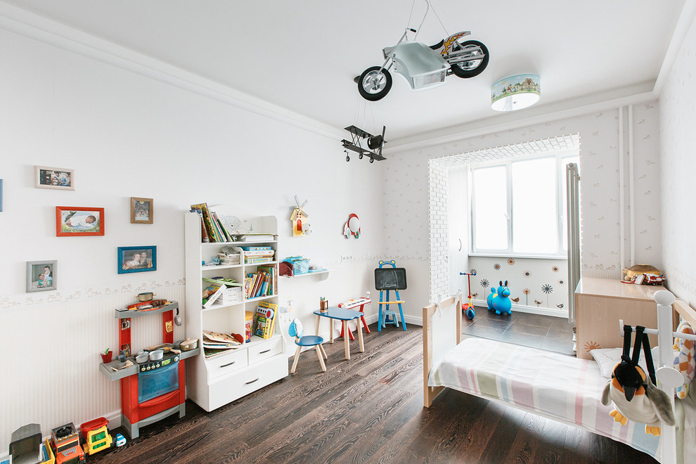 Свежая идея для дизайна: нейтральная детская в скандинавском стиле с спальным местом, белыми стенами и темным паркетным полом - отличное фото интерьера