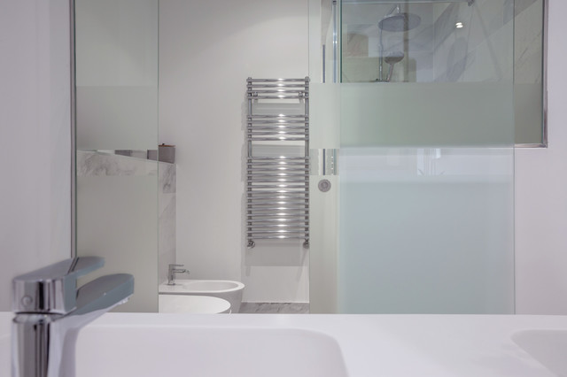 Chamberi contemporary-bathroom