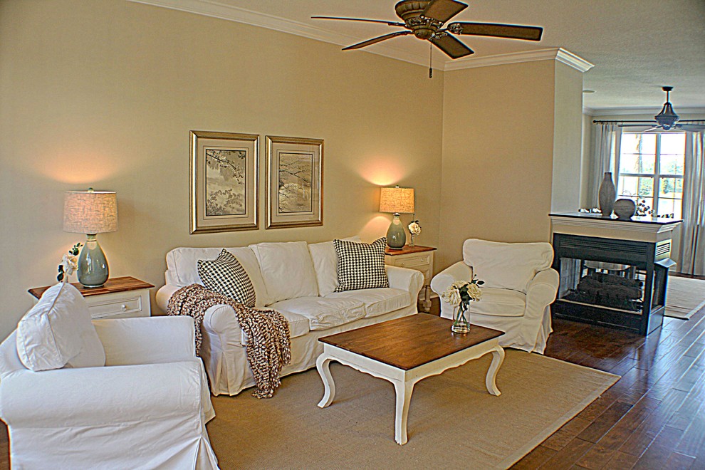 Photo of a traditional living room in Jacksonville.