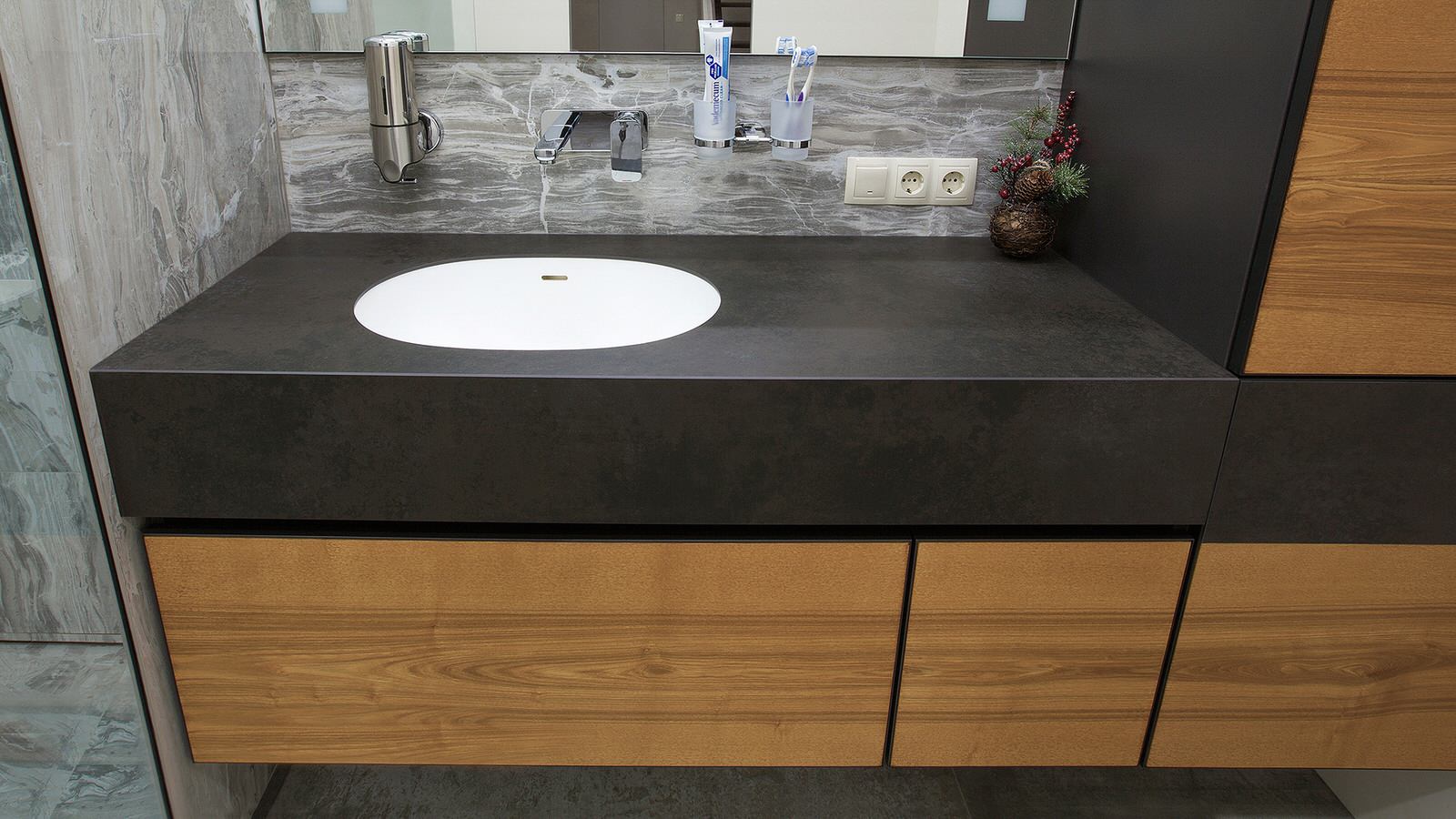 Ванная с отделкой и фасадами из керамогранита