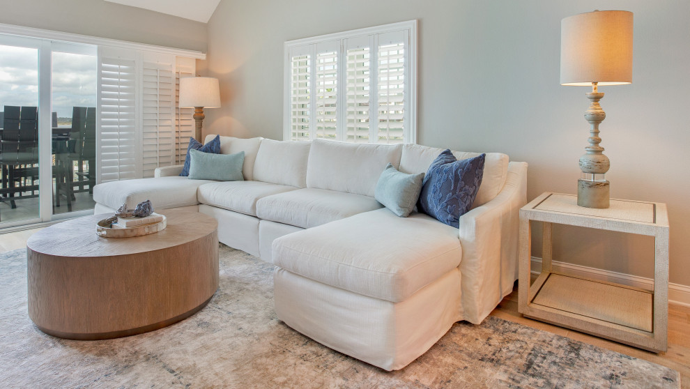 Großes, Offenes Maritimes Wohnzimmer mit grauer Wandfarbe, hellem Holzboden und beigem Boden in Jacksonville